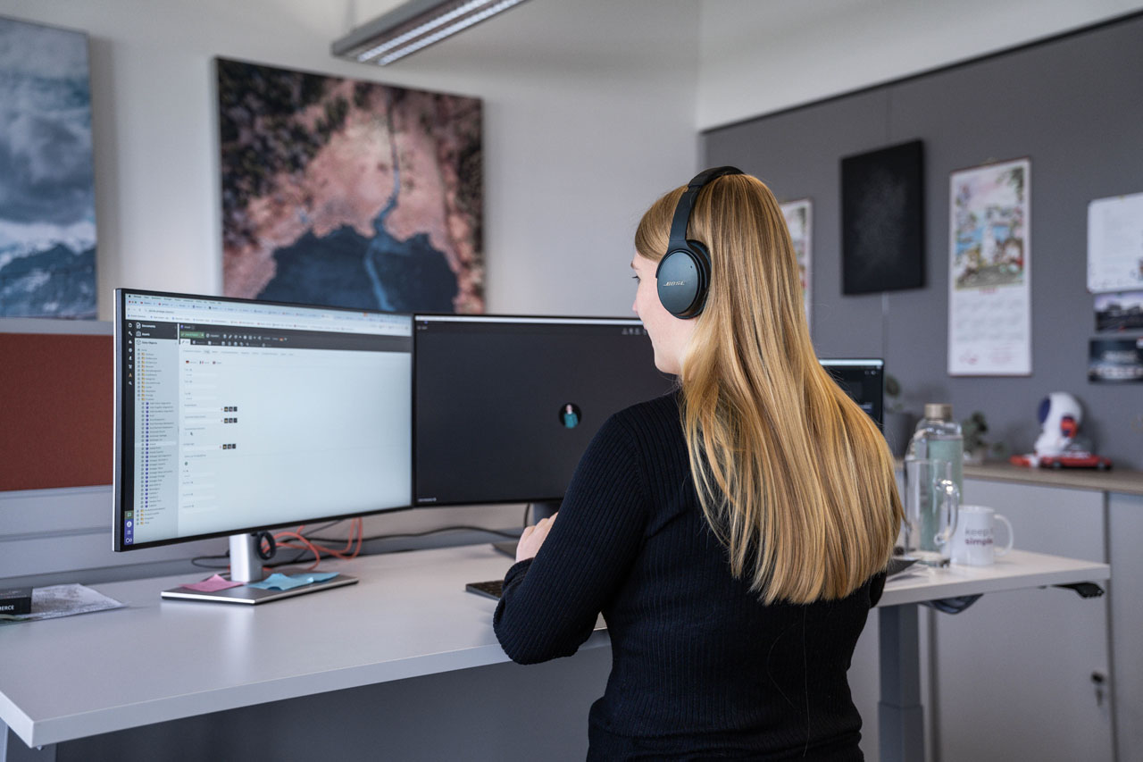 SIWA Odoo Expertin bei der Arbeit mit Odoo